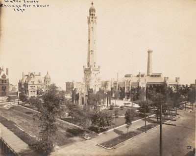 Uitzicht op de Chicago Avenue Water Tower en het pompstation, Chicago, 1890 door American Photographer